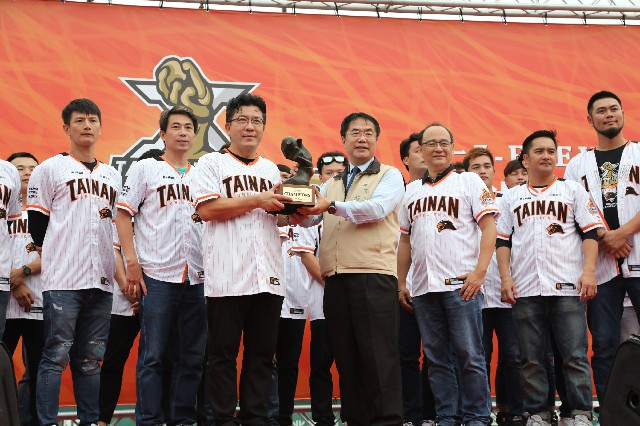 球迷們一起為台南英雄們喝采，祝福統一獅明年再奪冠。